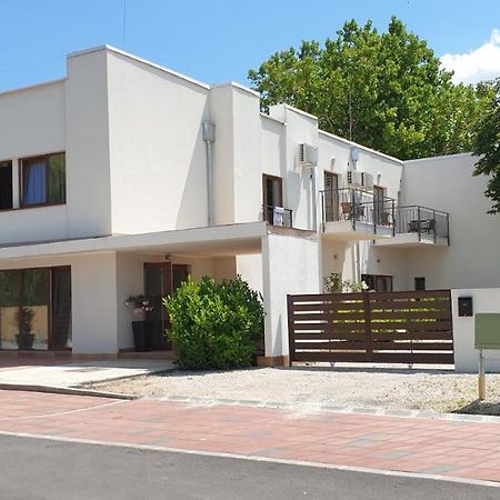 Garden Club Panzio Bed & Breakfast Balatonmáriafürdő Екстериор снимка