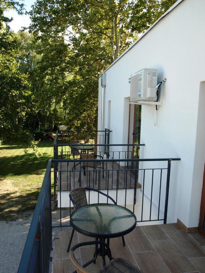 Garden Club Panzio Bed & Breakfast Balatonmáriafürdő Екстериор снимка