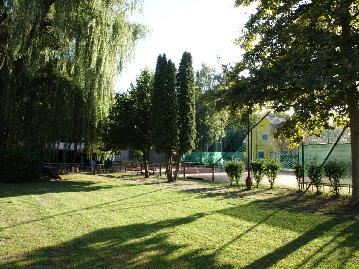 Garden Club Panzio Bed & Breakfast Balatonmáriafürdő Екстериор снимка