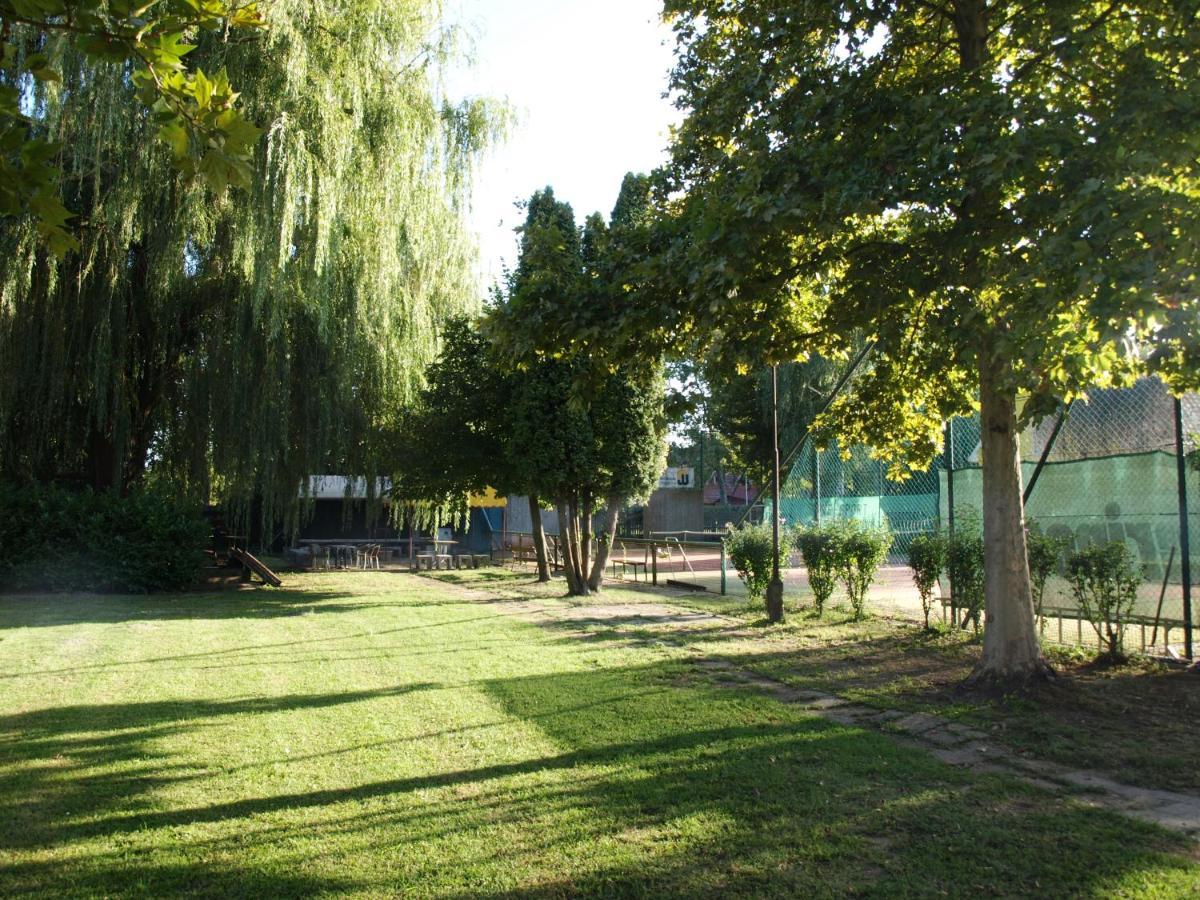 Garden Club Panzio Bed & Breakfast Balatonmáriafürdő Екстериор снимка