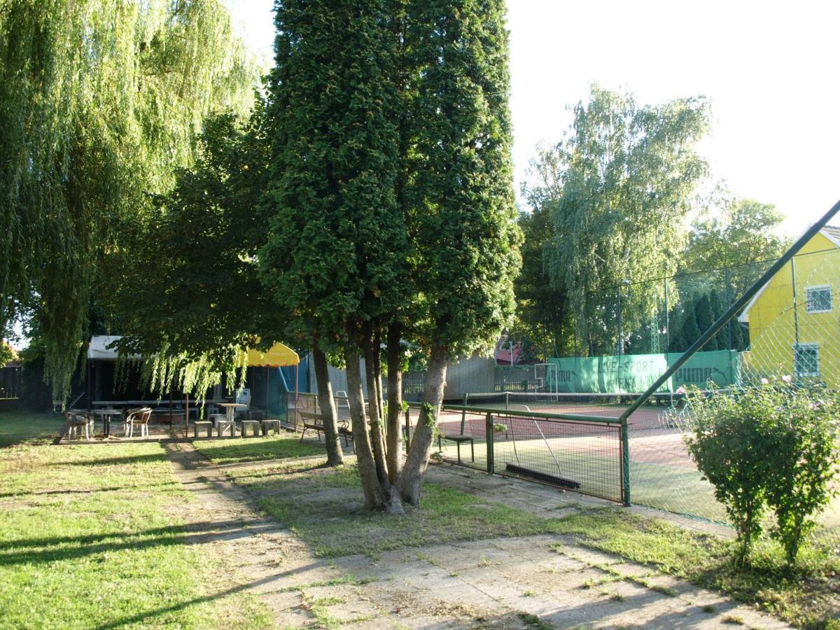 Garden Club Panzio Bed & Breakfast Balatonmáriafürdő Екстериор снимка