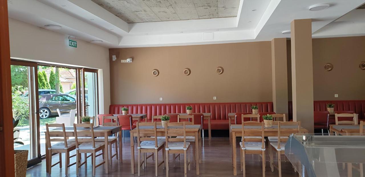 Garden Club Panzio Bed & Breakfast Balatonmáriafürdő Екстериор снимка