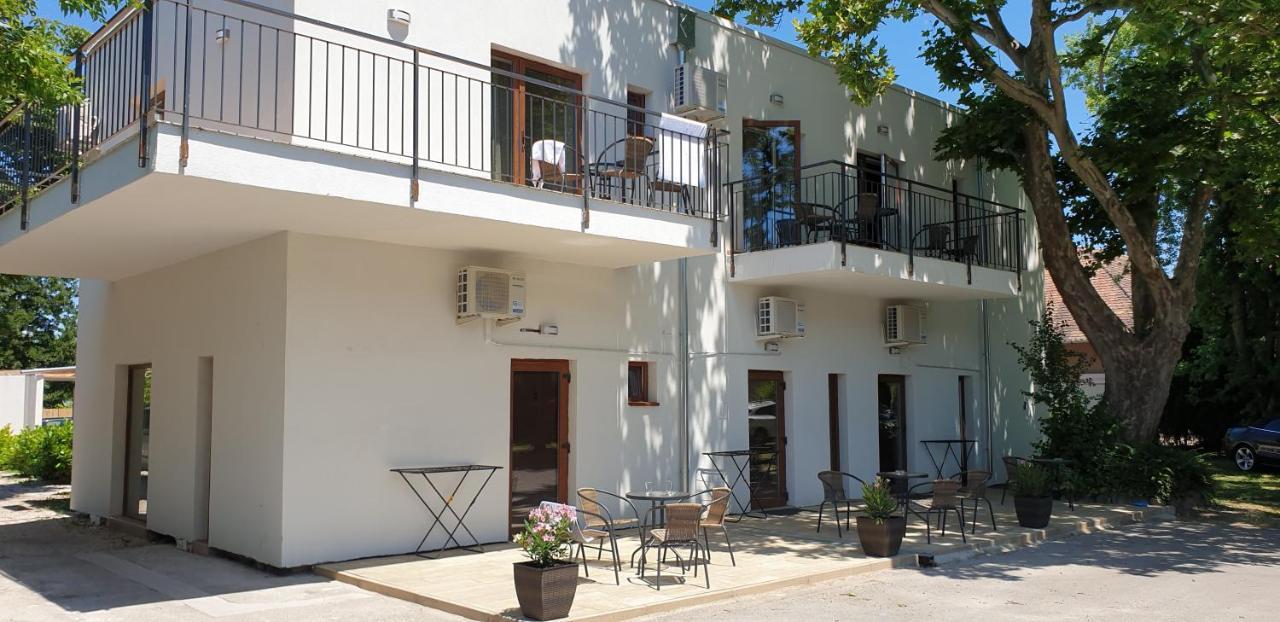 Garden Club Panzio Bed & Breakfast Balatonmáriafürdő Екстериор снимка