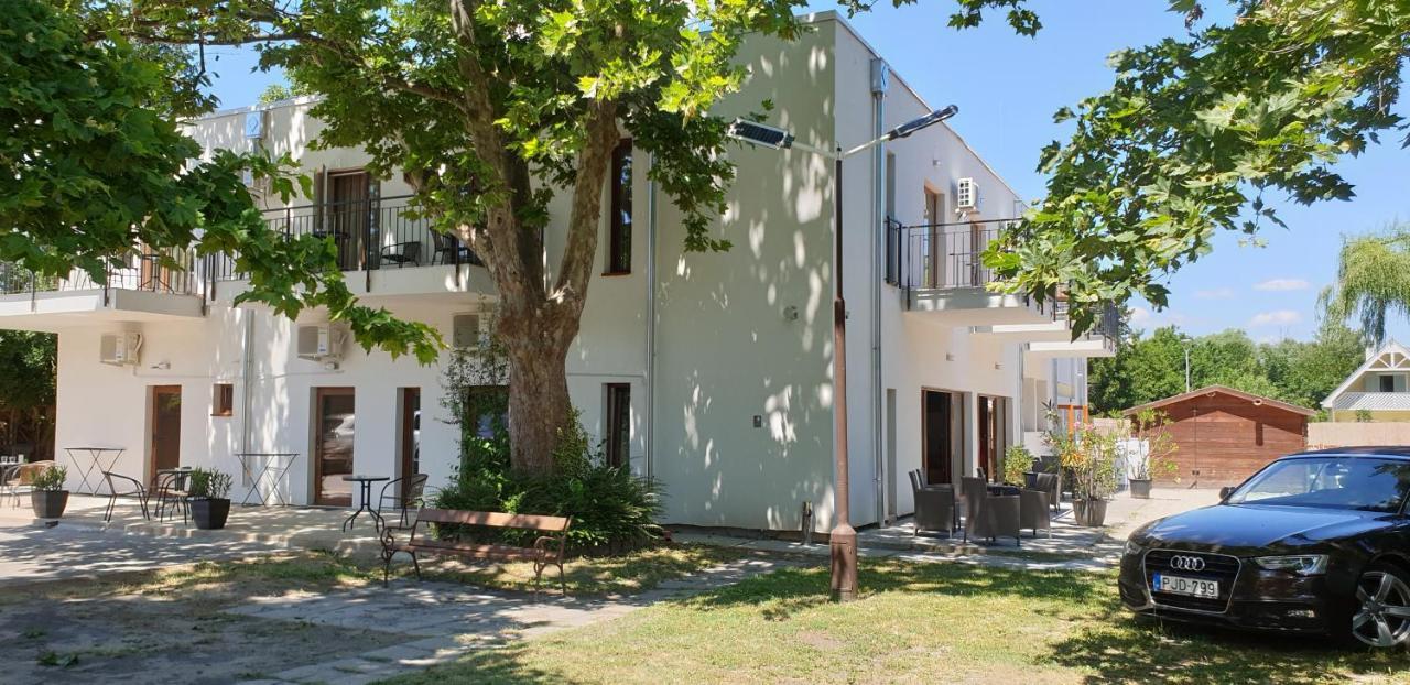 Garden Club Panzio Bed & Breakfast Balatonmáriafürdő Екстериор снимка