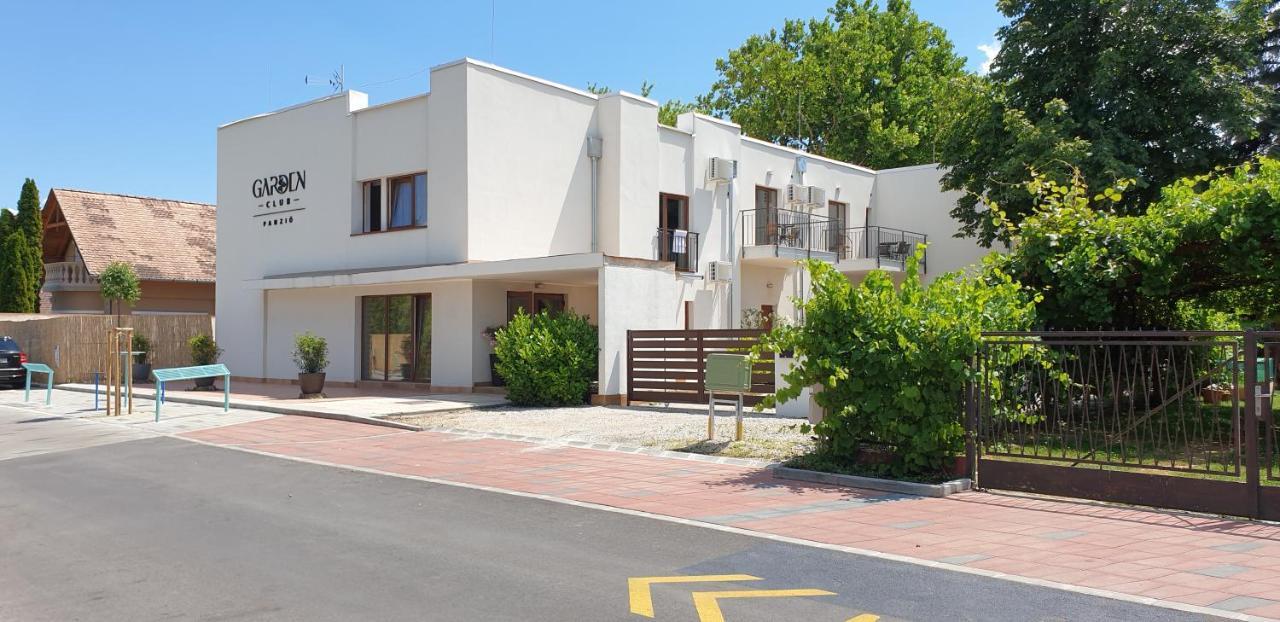 Garden Club Panzio Bed & Breakfast Balatonmáriafürdő Екстериор снимка
